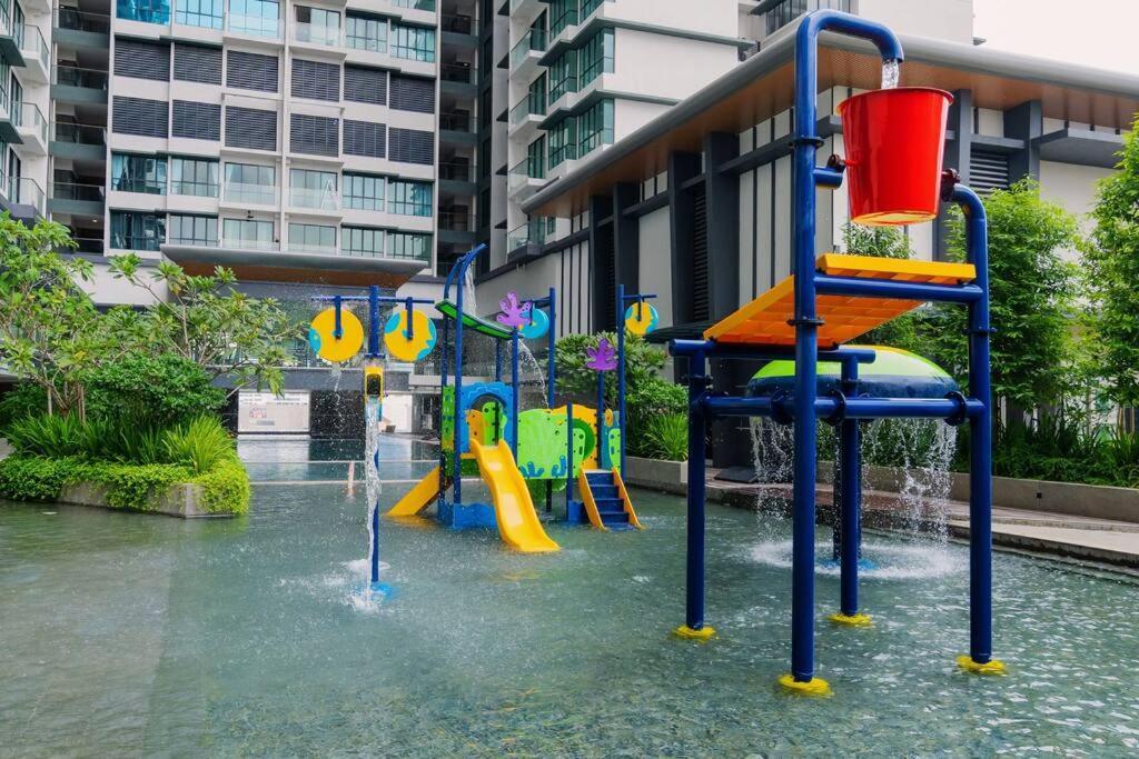 Lavile Infinity Pool Walk To Sunway Velocity And Mrt