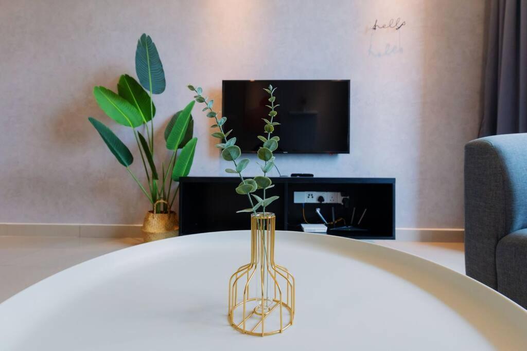 Apartment Lavile Infinity Pool Walk To Sunway Velocity And Mrt